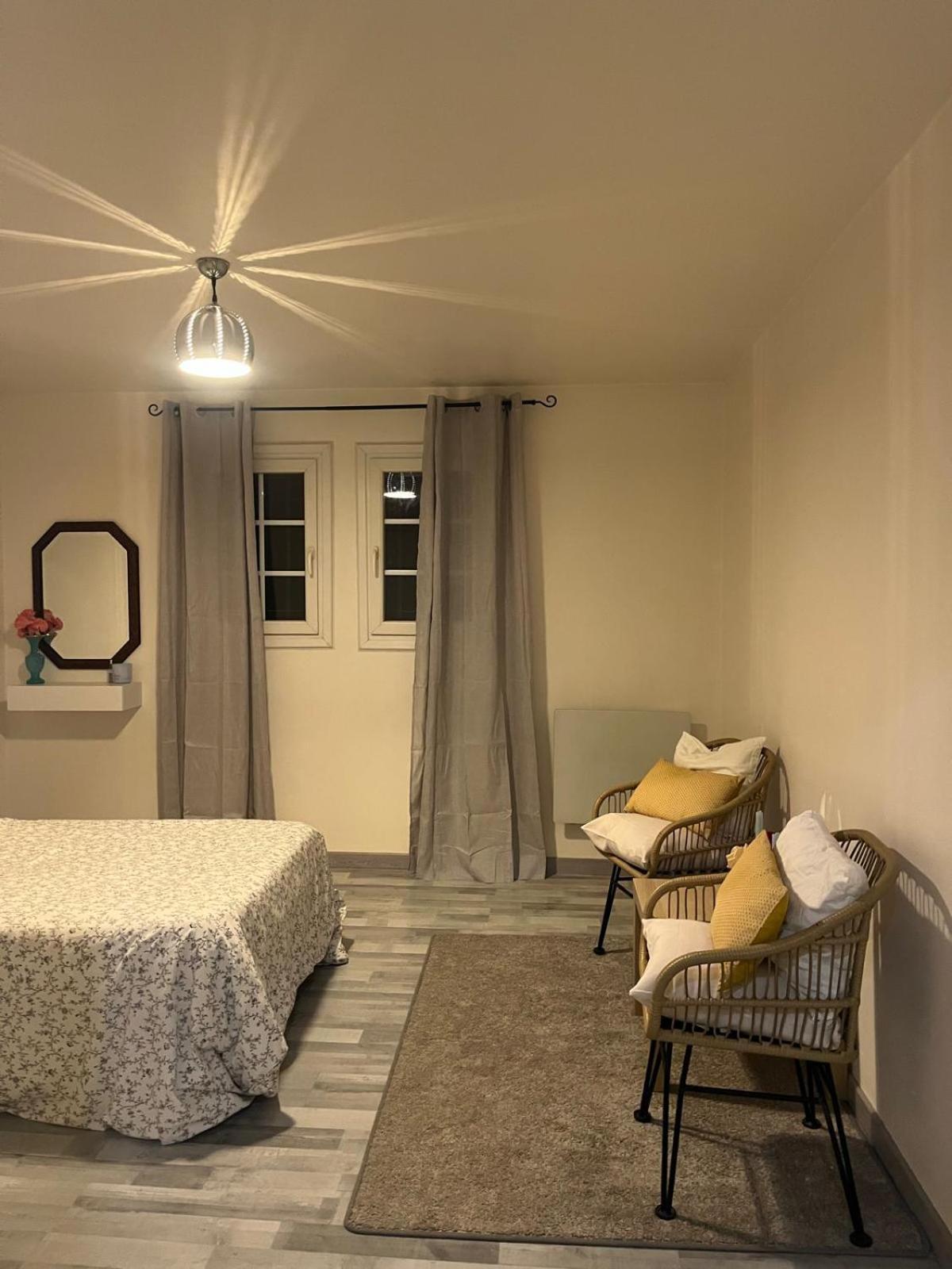 Hotel La Mhirabelle Saint-Paul-de-Vence Habitación foto